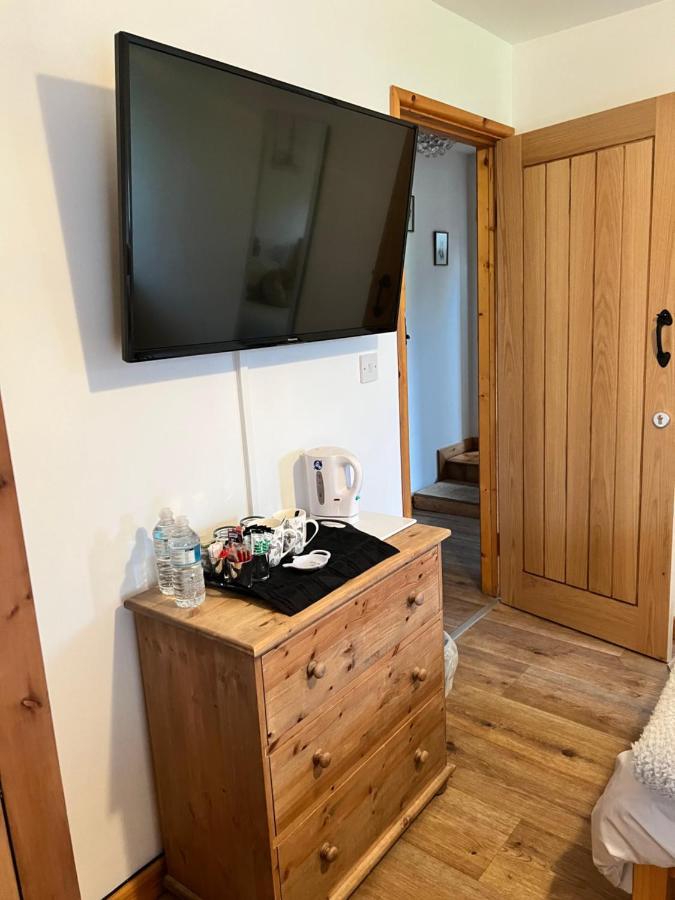 Bed and Breakfast Beudy Bach Cross Hands Exterior foto