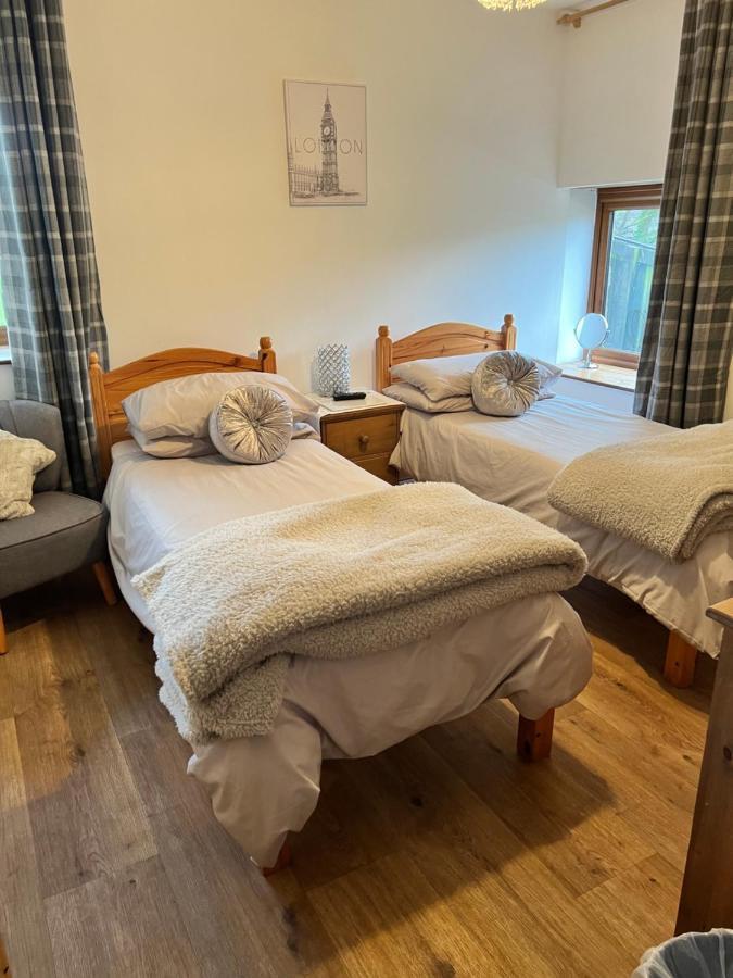Bed and Breakfast Beudy Bach Cross Hands Exterior foto