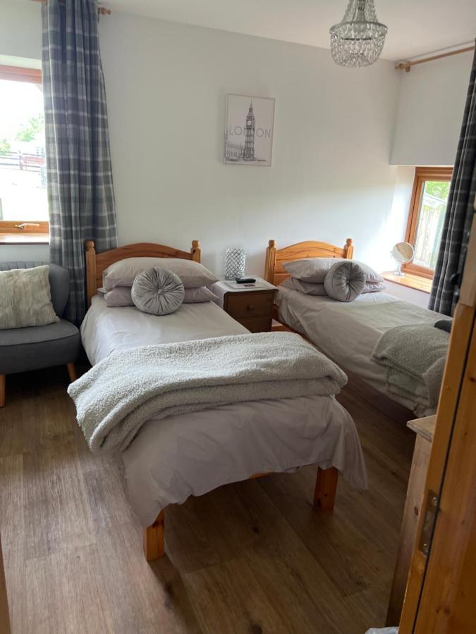 Bed and Breakfast Beudy Bach Cross Hands Exterior foto