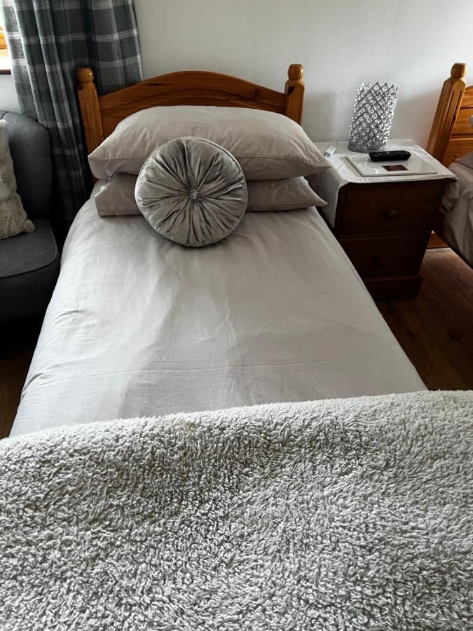 Bed and Breakfast Beudy Bach Cross Hands Exterior foto