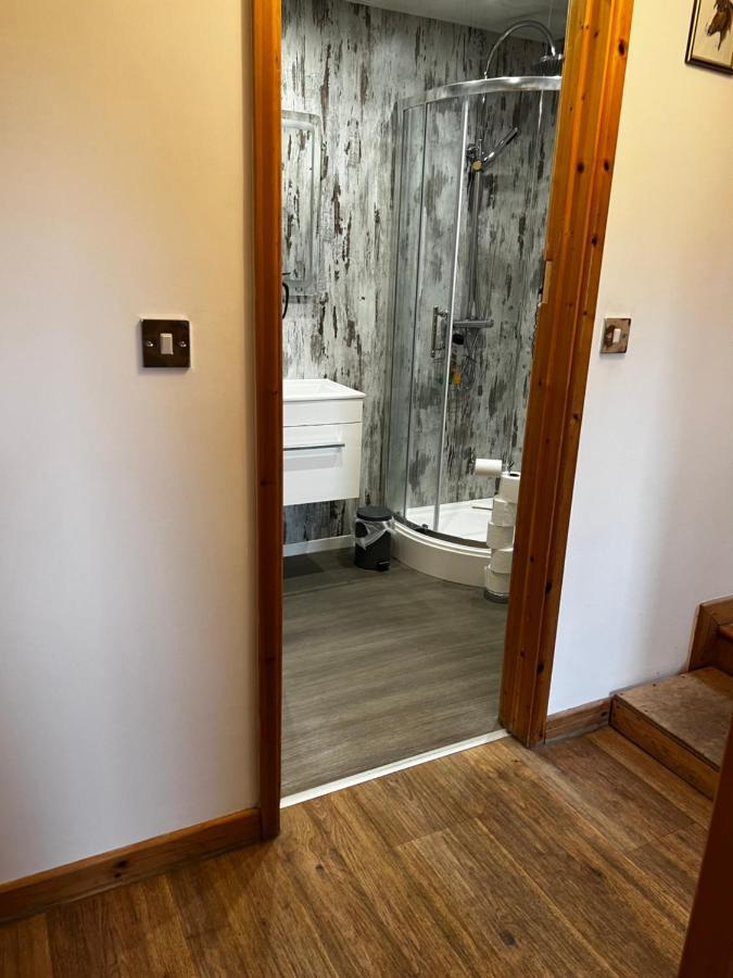 Bed and Breakfast Beudy Bach Cross Hands Exterior foto