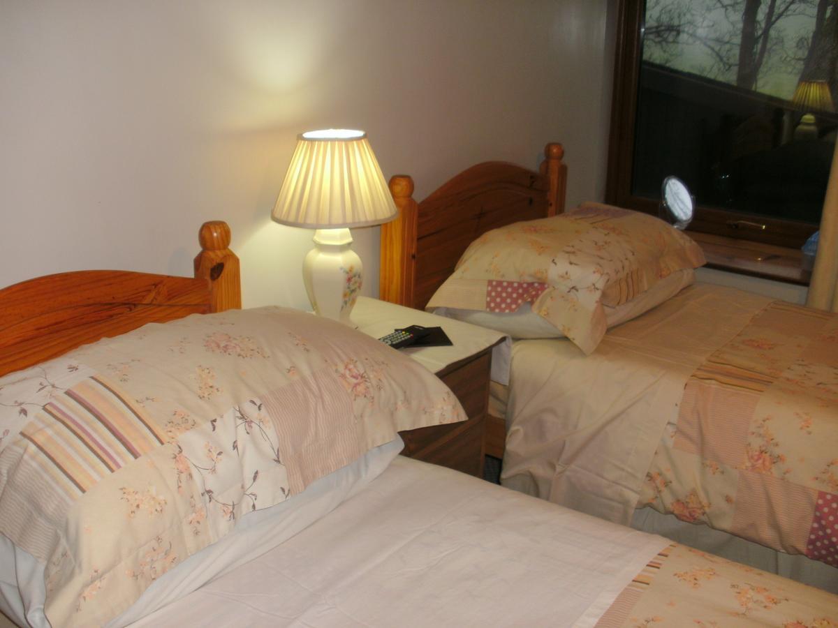Bed and Breakfast Beudy Bach Cross Hands Exterior foto